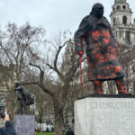 Imagini cu statuia lui Winston Churchill acoperită cu graffiti. Foto: Profimedia